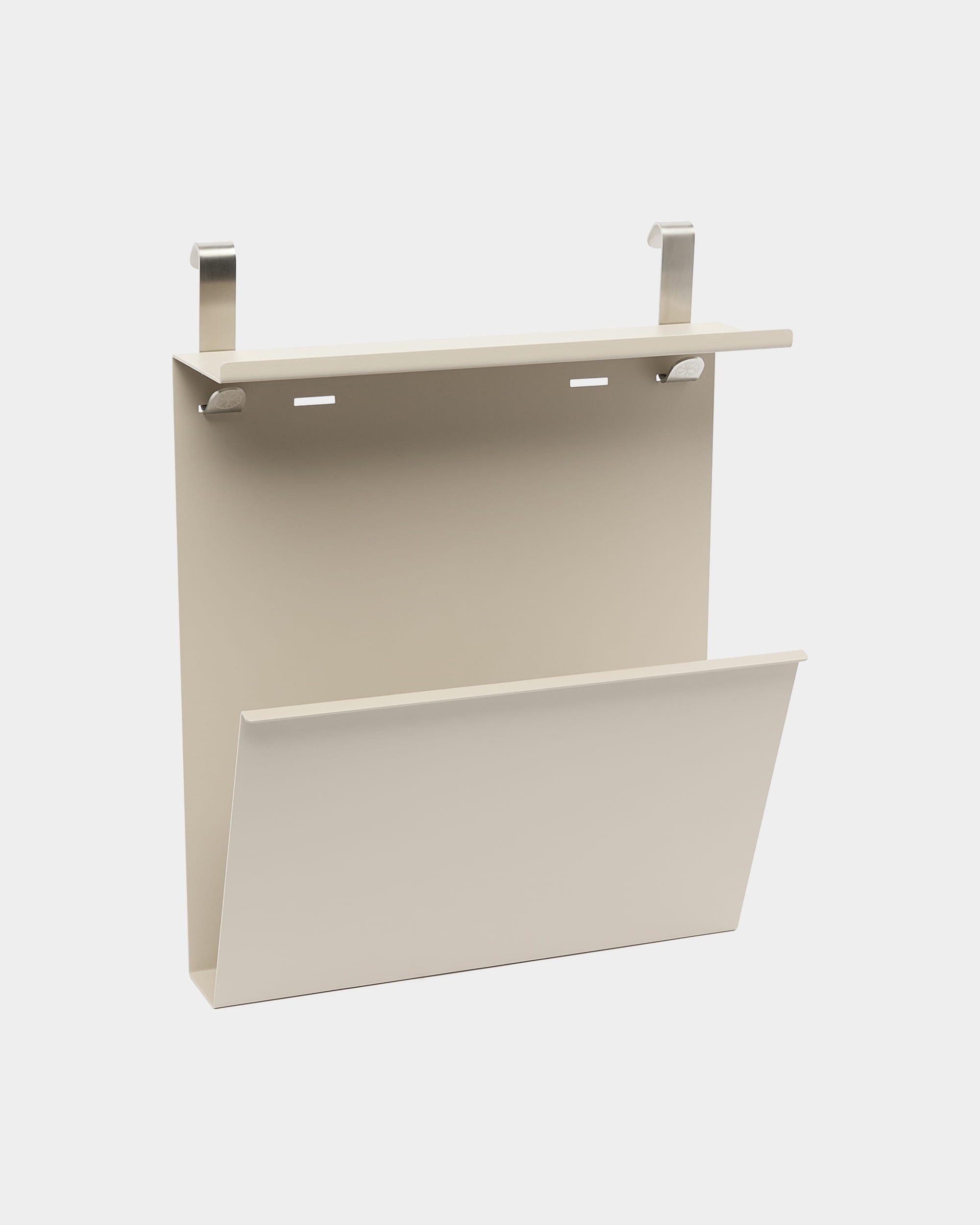 Le rangement à chaussures Nell de WoodUpp en beige, avec organiseur en steel thermolaqué, tablette intégrée et poche inclinée conçue pour une utilisation au-dessus de la porte.